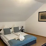 Bright And Stylish Apartment Steps Away From The Rhine